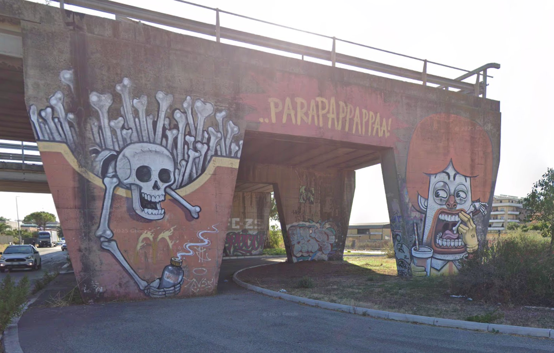 Dragona davanti ad un McDonald, c'è del genio